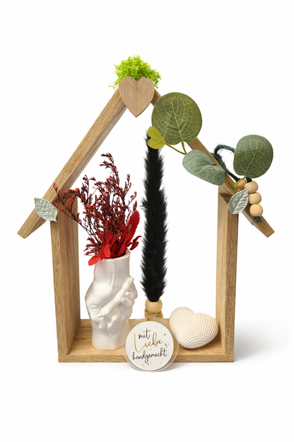 „Handgefertigtes Holz-Dekohaus ‚Mit Liebe‘ mit Herz & Vase“