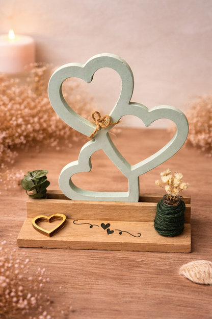 „Handgefertigte Holz-Deko mit verschränkten Herzen & Mini-Vase“