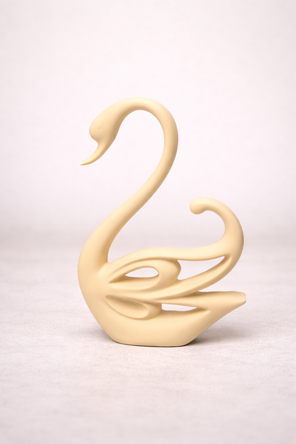 „Schwanenliebe – Elegante Keramikfigur“