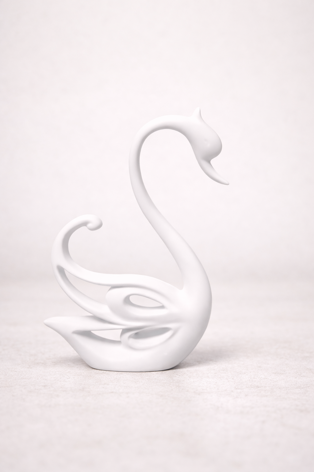 „Schwanenliebe – Elegante Keramikfigur“