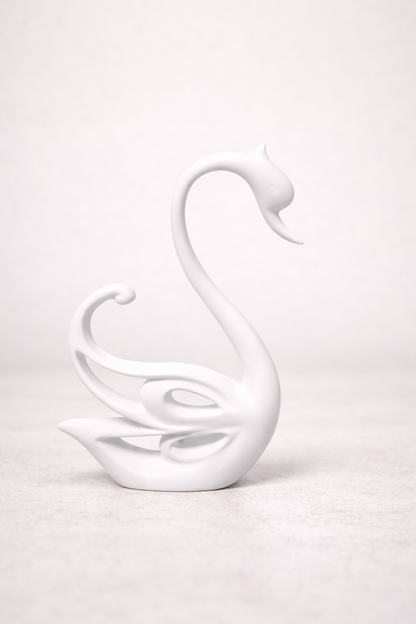 „Schwanenliebe – Elegante Keramikfigur“