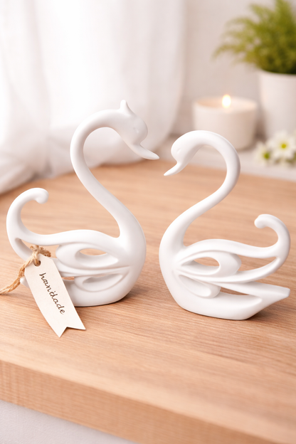 „Schwanenliebe – Elegante Keramikfigur“