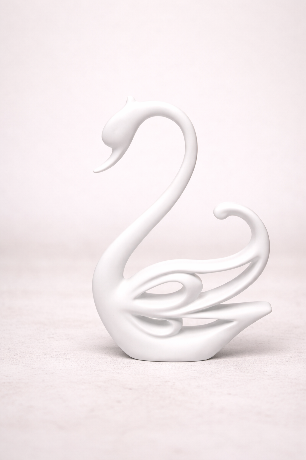 „Schwanenliebe – Elegante Keramikfigur“