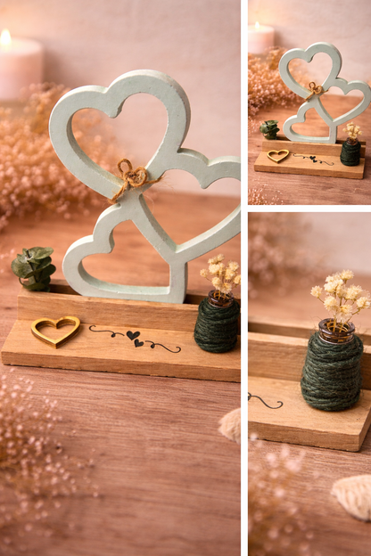 „Handgefertigte Holz-Deko mit verschränkten Herzen & Mini-Vase“